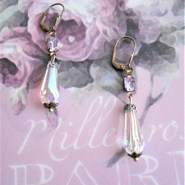 Boucles d'oreilles / dormeuse, style vintage / Victorien , laiton / bronze, verre / strass, cristal irisé / mauve, Lady Gabrielle