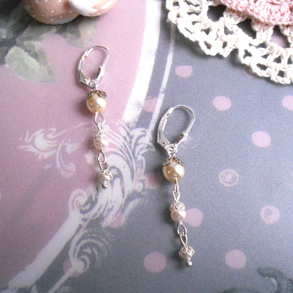 Boucles d'oreilles / dormeuses, style vintage / victorien, laiton / argent 925, perles nacrées / creamrose,  Lady Swann version argentée