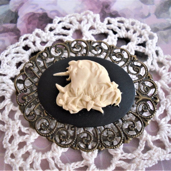 Broche, style rétro / vintage, camée résine / laiton, noir / ivoire, Licorne aux lys