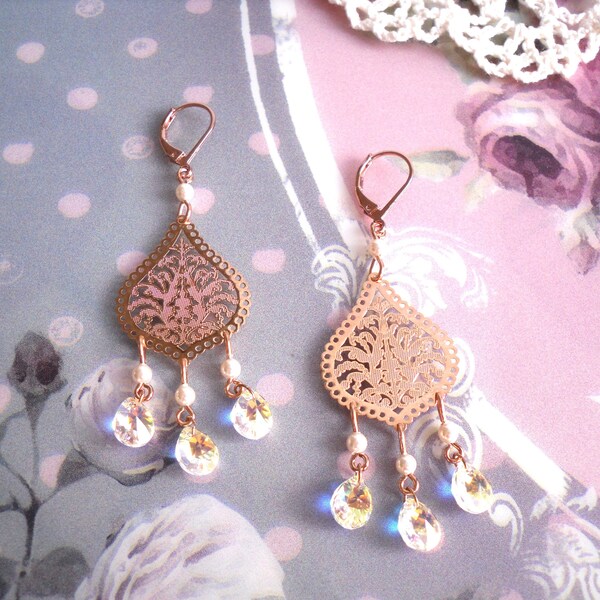 Boucles d'oreilles / dormeuses, style oriental / cristal, perles nacrées / métal doré à l'or fin rose, doré rose / aurore boréale, Madinina