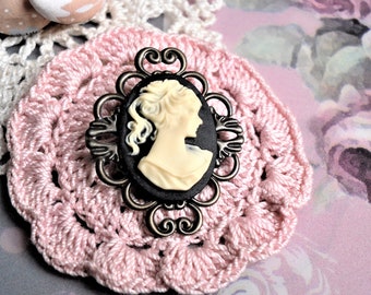 Broche vintage , style rétro / victorien, camée résine / laiton, ivoire / noir, Jeune fille