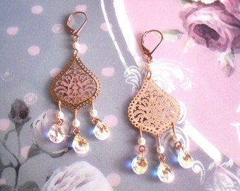 Boucles d'oreilles / dormeuses, style oriental / cristal, perles nacrées / métal doré à l'or fin rose, doré rose / aurore boréale, Madinina