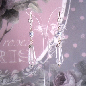 Boucles d'oreilles / dormeuse, style vintage / Victorien , laiton / argenté, verre / strass, cristal irisé / bleu ciel, Lady Gabrielle bis image 3