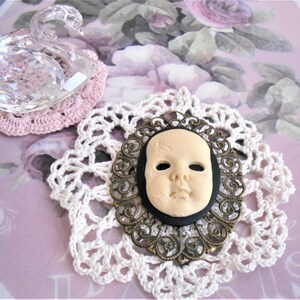 Broche, style rétro / vintage, camée résine / laiton, noir / ivoire, Broken doll Sarah image 3