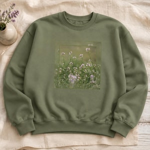 Olivgrüner Unisex-Pullover mit Wildblumen – botanisches Crewneck Sweatshirt