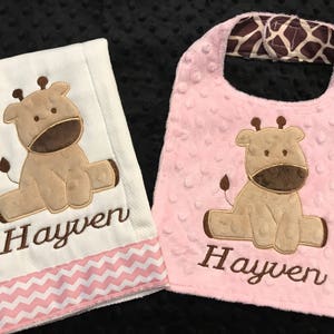 GIRAFFE BIB SET/pink giraffe bib/Chevron Giraffe Burp and Bib Set/giraffe bib/giraffe burp cloth/girls giraffe bib/giraffe nursery