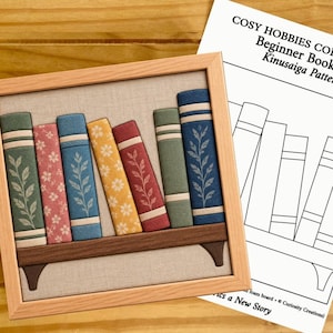 Peut inclure: Une œuvre d'art en tissu encadrée représentant une étagère avec six livres colorés, ornés de motifs floraux en vert, rose, bleu, jaune et rouge. À côté se trouve un patron en papier intitulé COSY HOBBIES COLLECTION Beginner Bookshelf Kinusaiga Pattern.