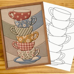 Può includere: Un'opera d'arte in tessuto incorniciata che presenta una pila verticale di sei tazze da tè decorate in vari colori, tra cui pois, fiori, righe e quadretti vichy, accanto a un disegno a linee in bianco e nero della stessa pila.