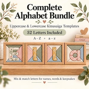 以下が含まれることがあります： 「Complete Alphabet Bundle」と題されたデジタル画像。大文字と小文字の木目込みテンプレート52文字が含まれています。木製の正方形のフレーム4つに、花柄の布で装飾された「E」「l」「l」「a」の文字が並んでいます。