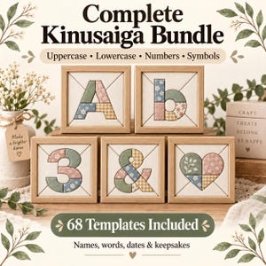 Può includere: Un set Kinusaiga con cinque cornici quadrate in legno contenenti lettere, numeri e simboli in tessuto. Il testo recita Complete Kinusaiga Bundle, Uppercase, Lowercase, Numbers, Symbols e 68 Templates Included, Names, words, dates & keepsakes.