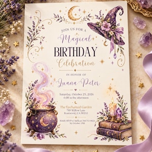Puede incluir: Una tarjeta de invitación de cumpleaños rectangular con ilustraciones moradas y doradas de un sombrero de bruja, un caldero humeante y libros apilados. El texto dice: Join us for a Magical Birthday Celebration in honor of Juana Peter, October 25, 2026.