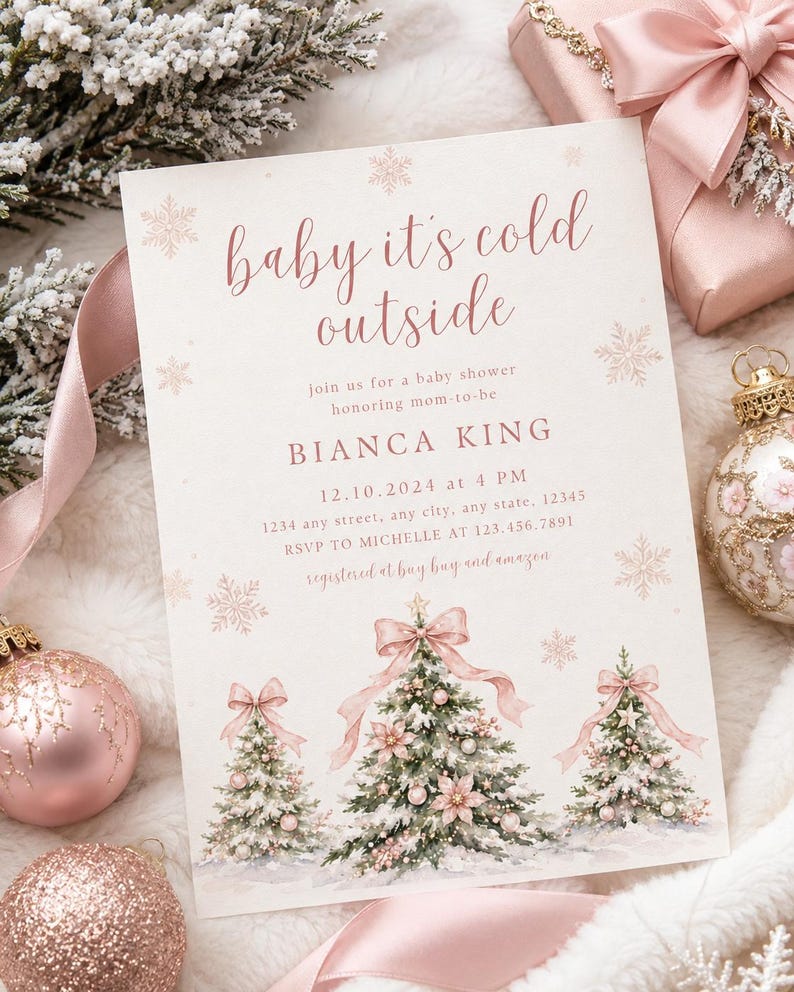 Pode incluir: Um cartão de convite retangular para chá de bebê com o texto baby it's cold outside, Bianca King e detalhes do evento. O design inclui flocos de neve rosa, três árvores de Natal ilustradas com laços rosa e enfeites.
