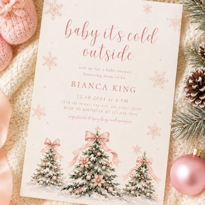 K&ouml;nnte beinhalten: Eine rechteckige Einladungskarte f&uuml;r eine Babyparty mit dem Text "baby it's cold outside" in rosa Schreibschrift, illustriert mit drei schneebedeckten Weihnachtsb&auml;umen, die mit rosa Schleifen, Schneeflocken und Veranstaltungsdetails f&uuml;r Bianca King verziert sind.