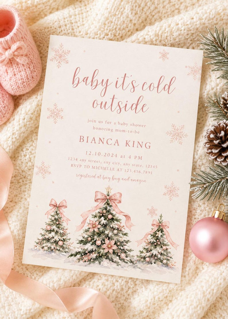 K&ouml;nnte beinhalten: Eine rechteckige Einladungskarte f&uuml;r eine Babyparty mit dem Text "baby it's cold outside" in rosa Schreibschrift, illustriert mit drei schneebedeckten Weihnachtsb&auml;umen, die mit rosa Schleifen, Schneeflocken und Veranstaltungsdetails f&uuml;r Bianca King verziert sind.