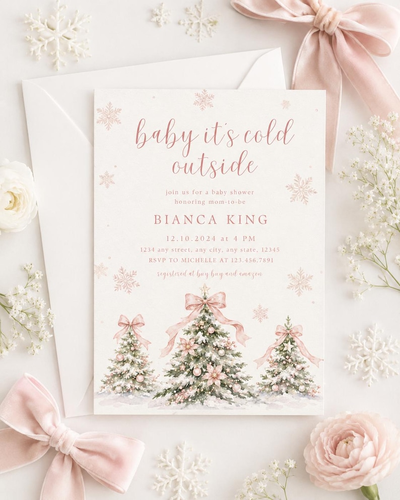 Um convite para chá de bebê com o texto baby it's cold outside em letra cursiva de ouro rosa. O design inclui três árvores de Natal ilustradas decoradas com laços e enfeites cor-de-rosa, rodeadas por flocos de neve.
