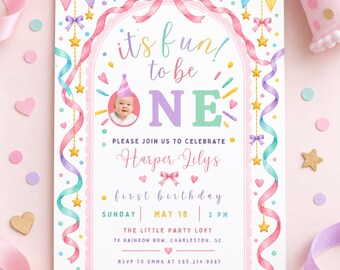 Invito per il primo compleanno "È divertente compiere un anno", Invito per il primo compleanno di una bambina, Invito fotografico "È divertente compiere un anno", Modello Canva modificabile