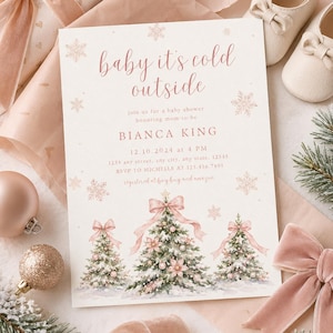 K&ouml;nnte beinhalten: Eine rechteckige Einladungskarte f&uuml;r eine Babyparty mit dem Text baby it's cold outside, BIANCA KING und Veranstaltungsdetails. Das Design zeigt rosafarbene Schneeflocken, drei illustrierte Weihnachtsb&auml;ume mit rosa Schleifen und Kugeln.