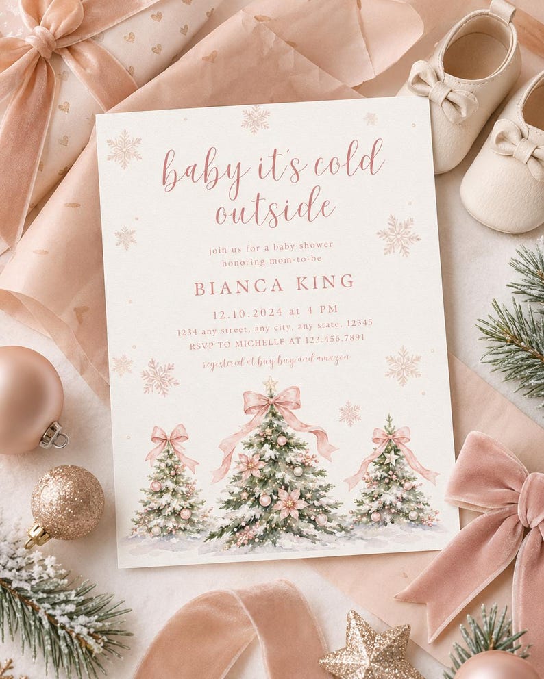K&ouml;nnte beinhalten: Eine rechteckige Einladungskarte f&uuml;r eine Babyparty mit dem Text baby it's cold outside, BIANCA KING und Veranstaltungsdetails. Das Design zeigt rosafarbene Schneeflocken, drei illustrierte Weihnachtsb&auml;ume mit rosa Schleifen und Kugeln.