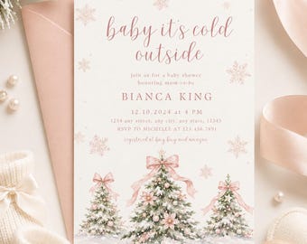 Könnte beinhalten: Eine rechteckige Einladungskarte für eine Babyparty mit dem Text "baby it's cold outside" in rosa Schreibschrift, illustriert mit drei schneebedeckten Weihnachtsbäumen, die mit rosa Schleifen und Kugeln verziert sind.