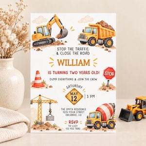 Pode incluir: Um convite de aniversário com tema de construção, apresentando ilustrações em aquarela de uma escavadeira, caminhão basculante, guindaste e betoneira. O texto diz: STOP THE TRAFFIC & CLOSE THE ROAD, WILLIAM IS TURNING TWO YEARS OLD, DUMP EVERYTHING & JOIN THE CREW.