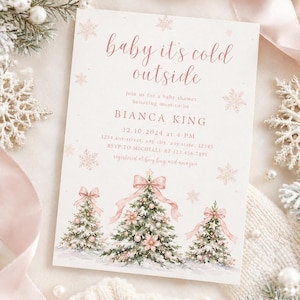 K&ouml;nnte beinhalten: Eine rechteckige Einladungskarte f&uuml;r eine Babyparty mit dem Text baby it's cold outside, Bianca King und Veranstaltungsdetails. Das Design zeigt drei illustrierte Weihnachtsb&auml;ume, die mit rosa Schleifen, Kugeln und Schneeflocken verziert sind.