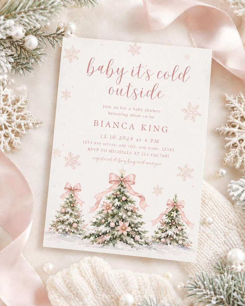 K&ouml;nnte beinhalten: Eine rechteckige Einladungskarte f&uuml;r eine Babyparty mit dem Text baby it's cold outside, Bianca King und Veranstaltungsdetails. Das Design zeigt drei illustrierte Weihnachtsb&auml;ume, die mit rosa Schleifen, Kugeln und Schneeflocken verziert sind.