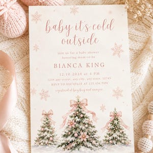 K&ouml;nnte beinhalten: Eine rechteckige Einladungskarte f&uuml;r eine Babyparty mit dem Text "baby it's cold outside" in rosa Schreibschrift, verziert mit drei geschm&uuml;ckten Weihnachtsb&auml;umen, rosa Schleifen und Schneeflocken, inklusive der Veranstaltungsdaten f&uuml;r Bianca King.