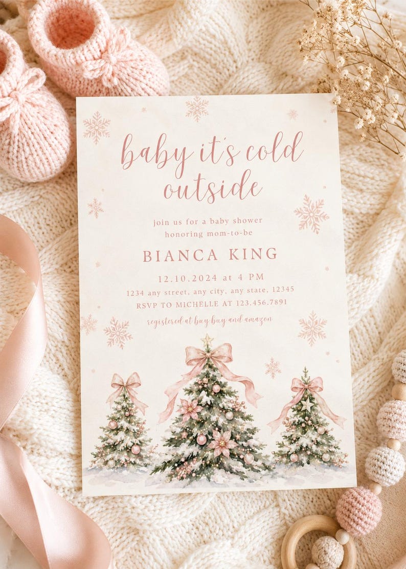 K&ouml;nnte beinhalten: Eine rechteckige Einladungskarte f&uuml;r eine Babyparty mit dem Text "baby it's cold outside" in rosa Schreibschrift, verziert mit drei geschm&uuml;ckten Weihnachtsb&auml;umen, rosa Schleifen und Schneeflocken, inklusive der Veranstaltungsdaten f&uuml;r Bianca King.