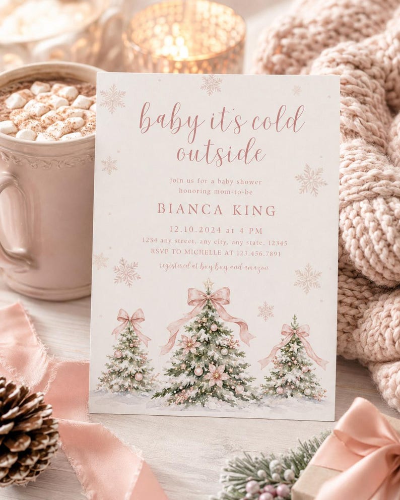 K&ouml;nnte beinhalten: Eine rechteckige Einladungskarte f&uuml;r eine Babyparty mit dem Text baby it's cold outside, Bianca King und Veranstaltungsdetails. Das Design zeigt drei verschneite Weihnachtsb&auml;ume, die mit rosa Schleifen und Kugeln verziert sind.