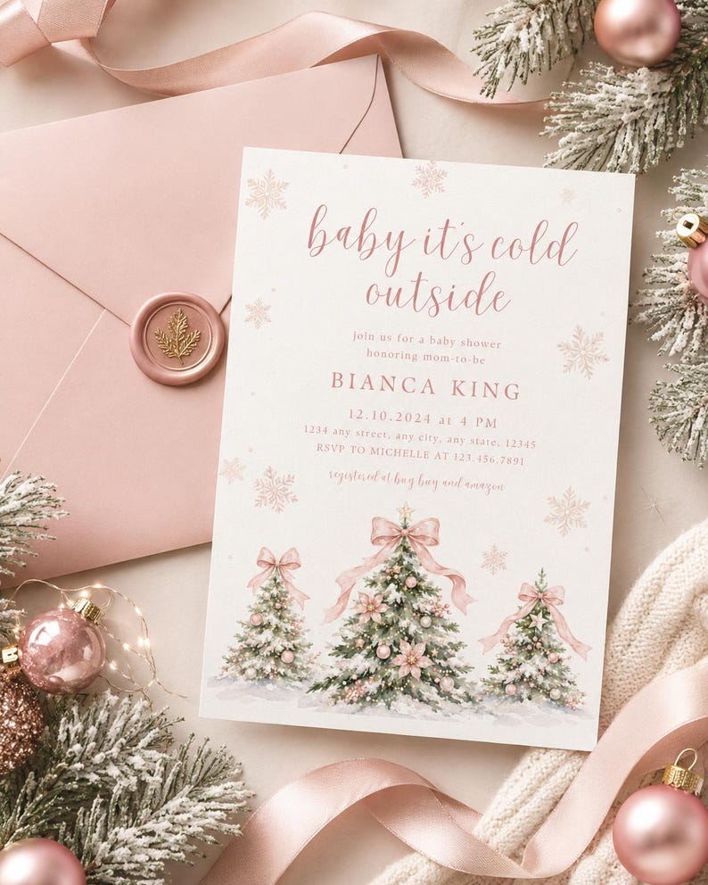 K&ouml;nnte beinhalten: Eine wei&szlig;e Babyparty-Einladungskarte mit rosafarbenem Text, der baby it's cold outside, Bianca King und Veranstaltungsdetails lautet. Die Karte zeigt Illustrationen von drei schneebedeckten Weihnachtsb&auml;umen mit rosa Schleifen und Schneeflocken.