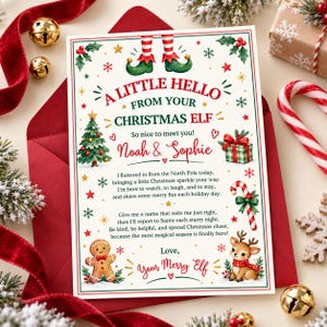 以下が含まれることがあります： A LITTLE HELLO FROM YOUR CHRISTMAS ELF, So nice to meet you! Noah & Sophieというテキストと詩が書かれた長方形のクリスマスカード。カードには、エルフの足、クリスマスツリー、ギフト、キャンディケイン、ジンジャーブレッドマン、トナカイのイラストが描かれています。