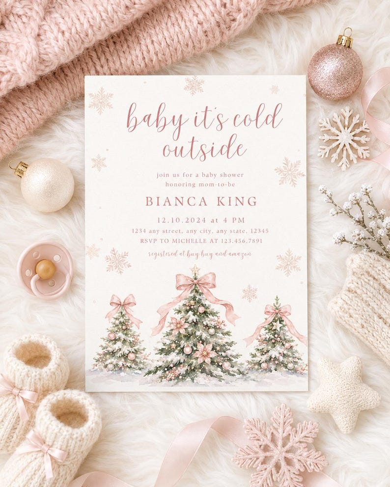 K&ouml;nnte beinhalten: Eine rechteckige Einladungskarte f&uuml;r eine Babyparty mit dem Text baby it's cold outside, Bianca King und Veranstaltungsdetails. Das Design zeigt Aquarellillustrationen von drei schneebedeckten Weihnachtsb&auml;umen mit rosa Schleifen und Kugeln.