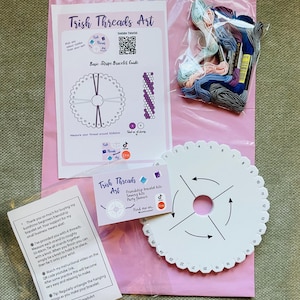 Può includere: Un kit per creare braccialetti dell'amicizia con un disco kumihimo bianco circolare dotato di fessure numerate, una guida didattica stampata Trish Threads Art, un biglietto da visita e una bustina di fili da ricamo colorati.