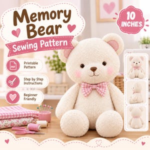 Peut inclure: Un patron de couture pour ours en peluche de 25,4 cm représentant un ours en peluche crème avec des joues roses et un nœud papillon à carreaux roses et blancs. L'image contient du texte pour un patron PDF imprimable et des instructions détaillées.
