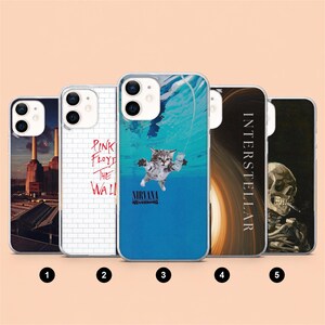 Puede incluir: Cinco fundas para smartphone con diseños gráficos distintos: una central eléctrica, un muro de ladrillos blancos con texto rojo, un gatito nadando bajo el agua con el texto Nirvana Nevermind, un agujero negro y un esqueleto fumando.