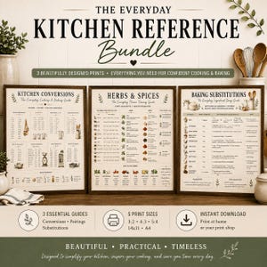 Può includere: Un set di tre stampe di riferimento per la cucina incorniciate intitolate Kitchen Conversions, Herbs & Spices e Baking Substitutions. Le stampe presentano testo nero su sfondo color crema con illustrazioni di utensili e ingredienti.