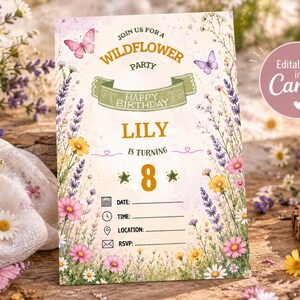 Può includere: Un invito di compleanno rettangolare con un design di fiori di campo, lavanda, margherite e farfalle. Il testo recita: Join us for a Wildflower Party, Happy Birthday, Lily is turning 8, con righe vuote per data, ora, luogo e RSVP.
