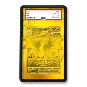 Può includere: Una carta collezionabile Mega Charizard X EX color oro racchiusa in una custodia protettiva PSA nera. La carta presenta una finitura oro metallizzato con testo e grafica neri, tra cui il nome Mega Charizard X EX, 360 HP e l'attacco Inferno X.