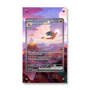 Könnte beinhalten: Ein rechteckiges Wandbild mit dem Design einer Charizard ex Sammelkarte. Die Karte zeigt ein fliegendes, orangefarbenes, drachenähnliches Wesen vor einer violetten und rosafarbenen Sonnenuntergangslandschaft mit Vulkan. Der Text umfasst Charizard ex, 330 HP, Brave Wing und Explosive Vortex.