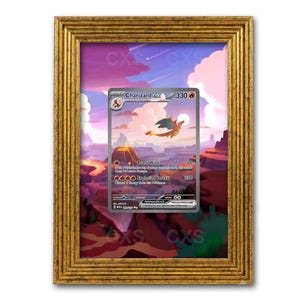 Può includere: Una carta collezionabile Charizard ex esposta all'interno di una cornice rettangolare dorata e decorata. La carta presenta un'illustrazione di un drago volante su un paesaggio vulcanico con testo che include Charizard ex, 330 HP, Brave Wing e Explosive Vortex.