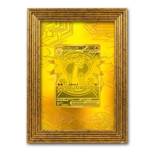 Può includere: Una carta collezionabile Mega Charizard X EX color oro esposta all'interno di una cornice rettangolare decorata color oro. La carta presenta una finitura metallica con un'illustrazione di drago, il testo Mega Charizard X EX e 360 HP.