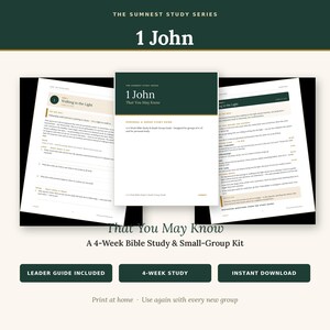 Könnte beinhalten: Ein 4-wöchiges Bibelstudien- und Kleingruppen-Set mit dem Titel 1 John: That You May Know aus der Sumnest Study Series. Das Set enthält einen persönlichen Studienführer und einen Leiterleitfaden mit dunkelgrünen und weißen bedruckten Seiten.