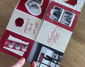 Puede incluir: Una tarjeta de felicitación de San Valentín de varios paneles con secciones rojas y crema, fotografías en blanco y negro, un sello de cera rojo y texto que incluye "Will you be my Valentine?" e "I'm in love with you".