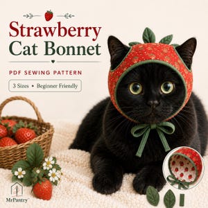 Może przedstawiać: Czarny kot w czerwonym czepku w truskawki z zielonym wykończeniem i listkami. Tekst głosi Strawberry Cat Bonnet, PDF SEWING PATTERN, 3 Sizes, Beginner Friendly oraz MrPantry. W zestawie koszyk z truskawkami.