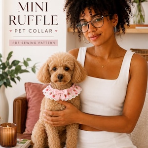 Puede incluir: Un collar para mascota de color rosa con estampado de fresas, un lazo central y un borde de encaje blanco. El texto en la imagen dice MINI RUFFLE PET COLLAR PDF SEWING PATTERN. El collar lo lleva un perro de color marrón claro con pelo rizado.
