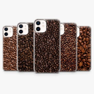 Può includere: Cinque custodie per smartphone disposte in fila, ognuna caratterizzata da una stampa fotografica ad alta risoluzione di chicchi di caffè tostati. Le custodie mostrano varie tonalità di marrone, dal beige chiaro all'espresso scuro.