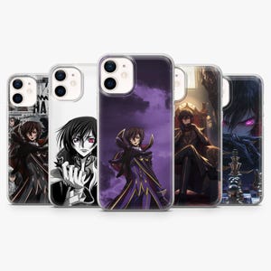 Puede incluir: Cinco fundas transparentes para smartphone con diversas ilustraciones estilo anime de un personaje de pelo oscuro con un traje morado y negro. Los diseños incluyen escenas con un juego de ajedrez, un trono y cielos de color morado.