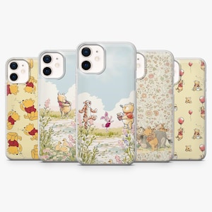 Op de afbeelding: Vijf doorzichtige smartphonehoesjes met diverse illustraties van Winnie de Poeh, Knorretje, Teigetje en Iejoor in buitenomgevingen met bloemen, ballonnen en honingpotten. De ontwerpen bevatten herhalende patronen en scènes op een lichte achtergrond.