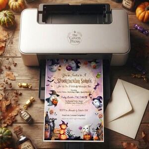 K&ouml;nnte beinhalten: Ein silberner Desktop-Drucker mit dem Logo The Coven Press druckt eine Halloween-Einladung mit dem Titel A Spooktacular Soir&eacute;e. Die Einladung zeigt Cartoon-Geister, K&uuml;rbisse und Flederm&auml;use mit Textdetails f&uuml;r eine Party am Freitag, den 27. Oktober.