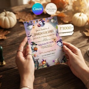 K&ouml;nnte beinhalten: Eine rechteckige Halloween-Einladungskarte mit Illustrationen von Geistern mit Hexenh&uuml;ten, K&uuml;rbissen und Flederm&auml;usen auf einem violett-orangen Hintergrund. Der Text lautet You're Invited to A SPOOKTACULAR SOIR&Eacute;E und enth&auml;lt Veranstaltungsdetails.